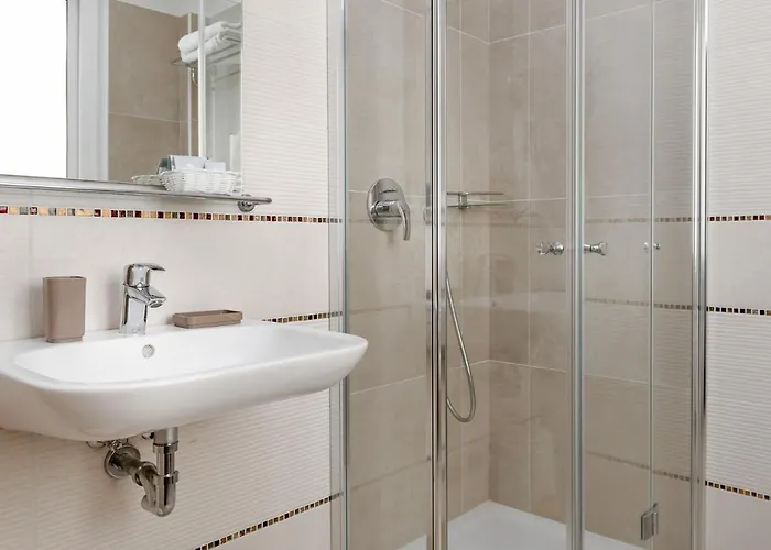 荣迪内拉维奥拉酒店 3* 里米尼