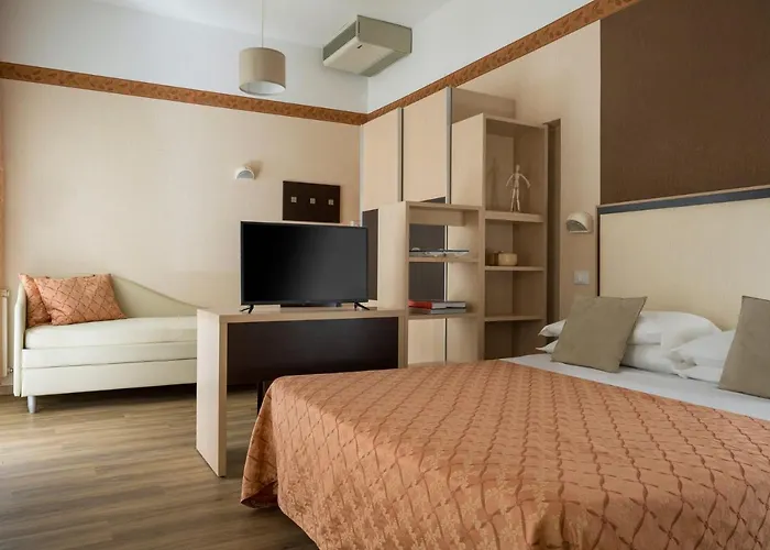 荣迪内拉维奥拉酒店 3*