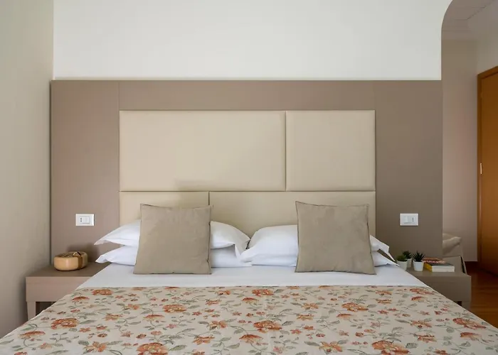 荣迪内拉维奥拉酒店