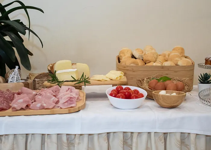 荣迪内拉维奥拉酒店 3*