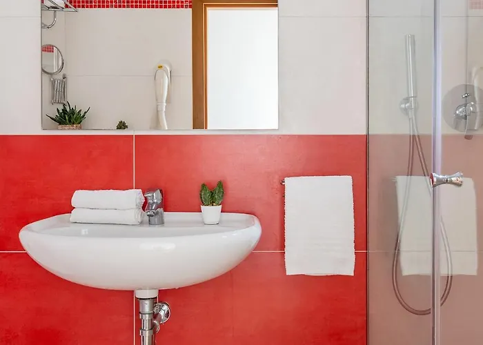 荣迪内拉维奥拉酒店 酒店